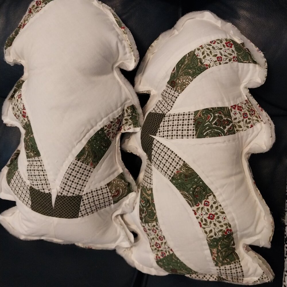3805 Two Quilted Tree Shaped Quilt Pattern Pillows. - Picture 3 of 4